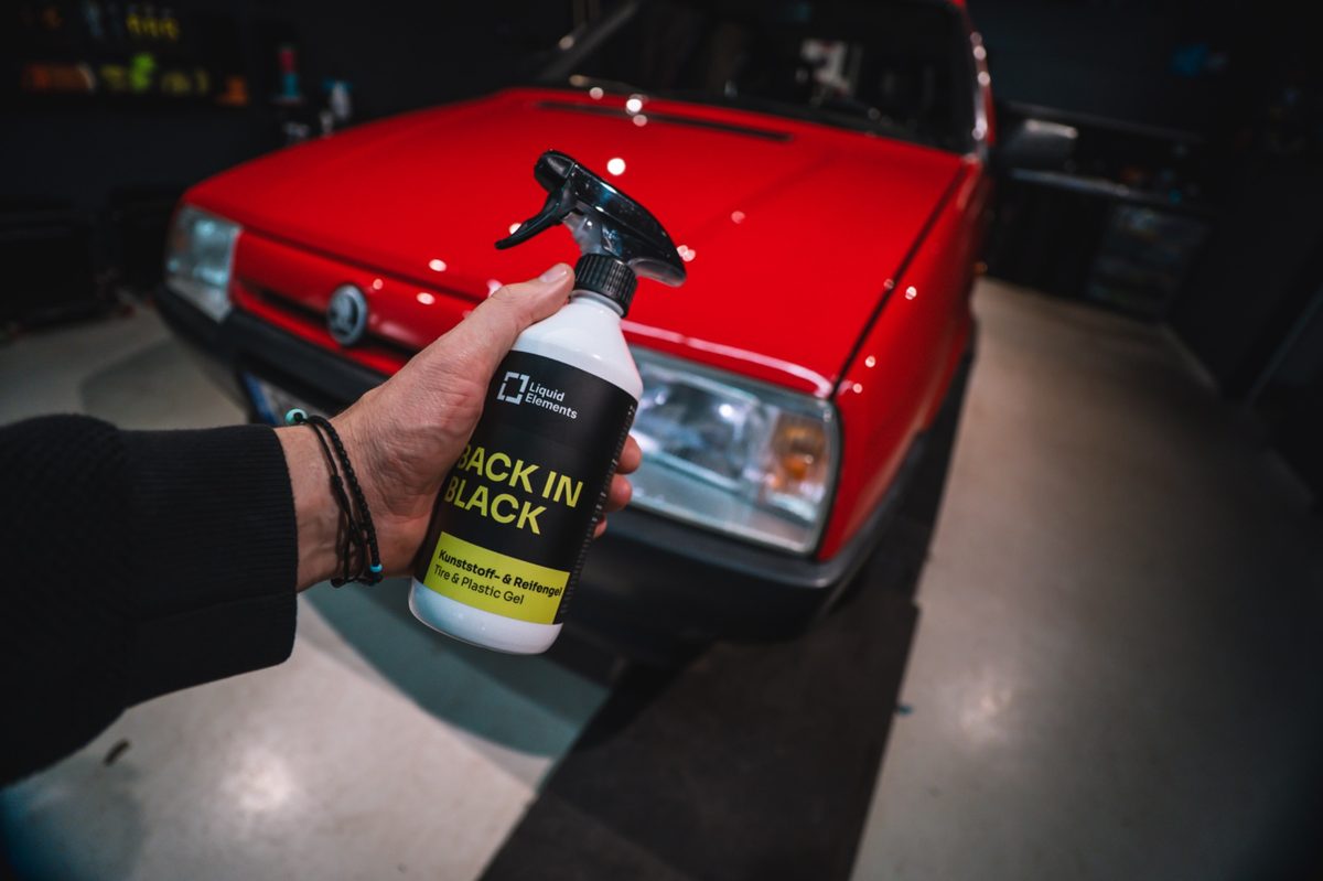 Liquid Elements Back in Black v ruce před autem